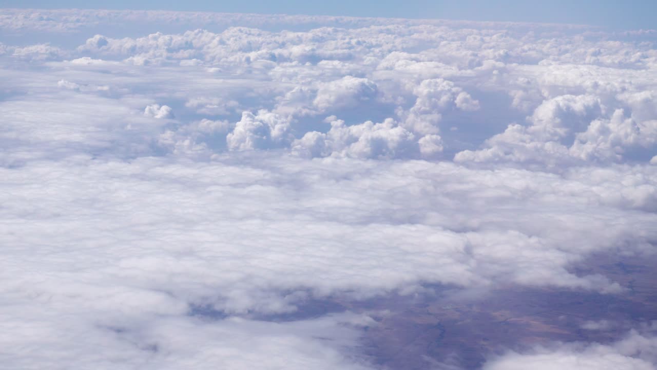 vista de densas nubes blancas vistas desde la ventana de un avión de pasajeros