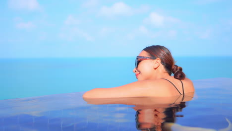 Hermosa-Mujer-En-La-Piscina-Infinita-Del-Complejo-Tropical-Con-Impresionantes-Vistas-Al-Horizonte-Del-Mar