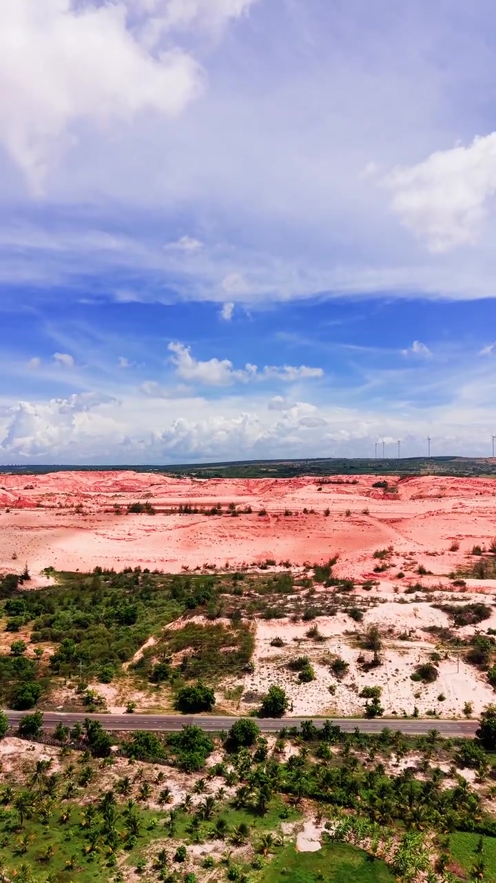 Questo mostra il paesaggio di Hoa Thang a Lam Dong. Evidenzia le caratteristiche del terreno e i cambiamenti nell'area nel tempo. Le vedute mostrano vegetazione e terreno arido sotto il cielo aperto.