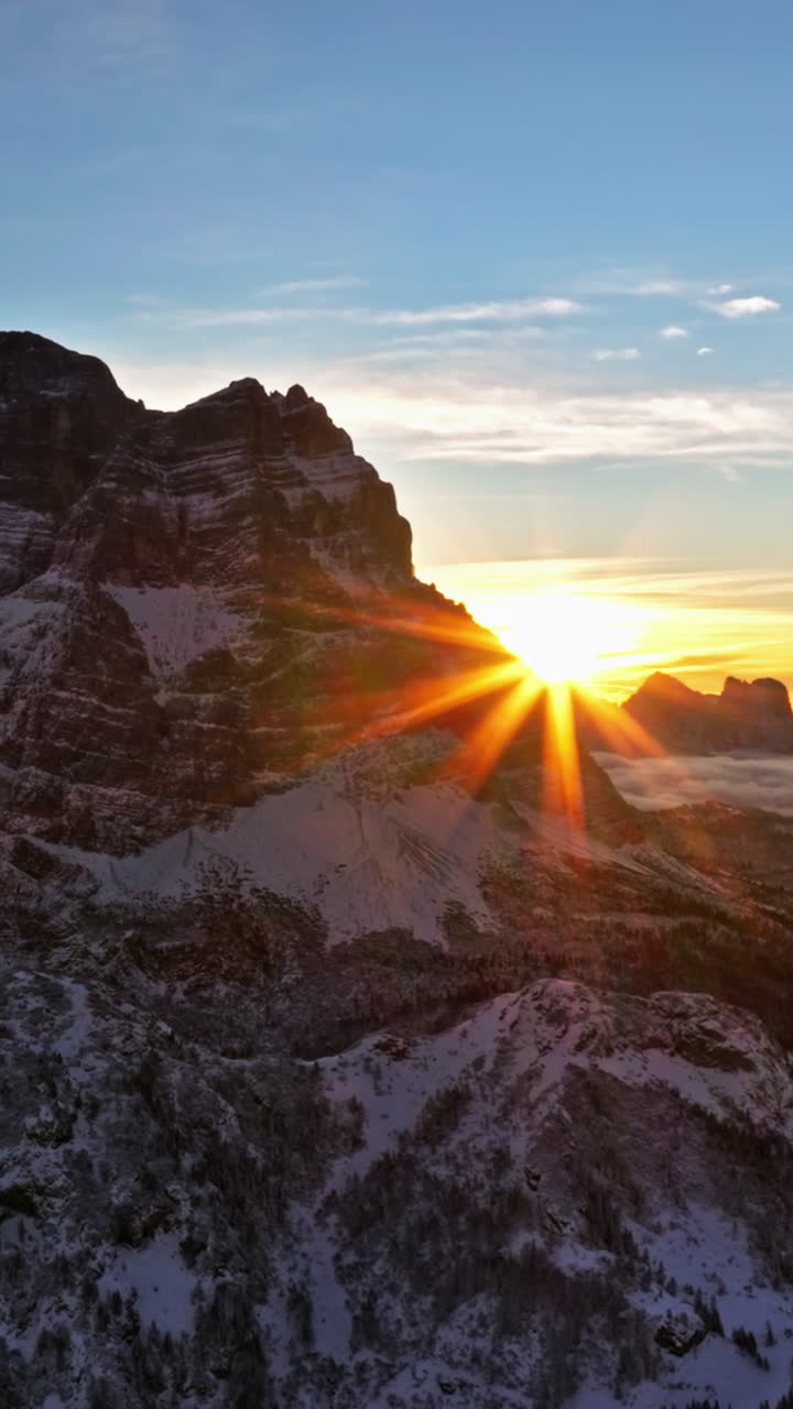 Vista aérea de drone do Monte Pelmo nas Dolomitas, Itália, ao nascer do sol. Vertical