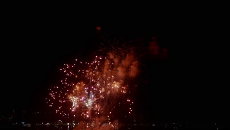 fuegos artificiales reales que explotan el relleno del marco de celebración y el bucle sin problemas desenfoque abstracto luces bokeh en el cielo nocturno con el festival de espectáculo de fuegos artificiales que brillan intensamente