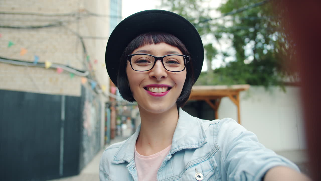 mujer tomando una selfie en la ciudad