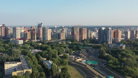 Drohnenvideo-Aus-Der-Luft-Von-Skyline-Gebäuden-In-Der-Innenstadt-In-Kiew,-Ukraine,-Während-Des-Sonnenuntergangs