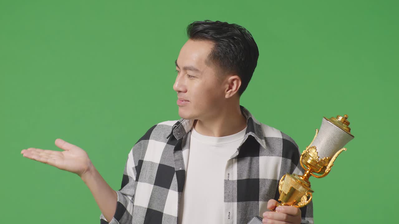 트로피를 들고 있는 남자