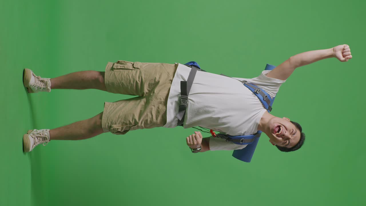 viajero emocionado con mochila