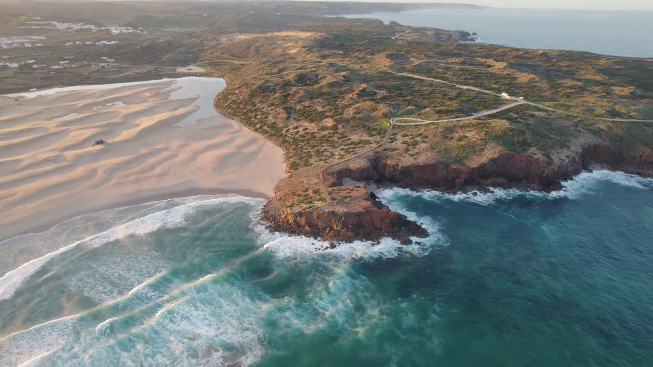 Volo cinematografico di drone al tramonto lungo la costa del Portogallo.