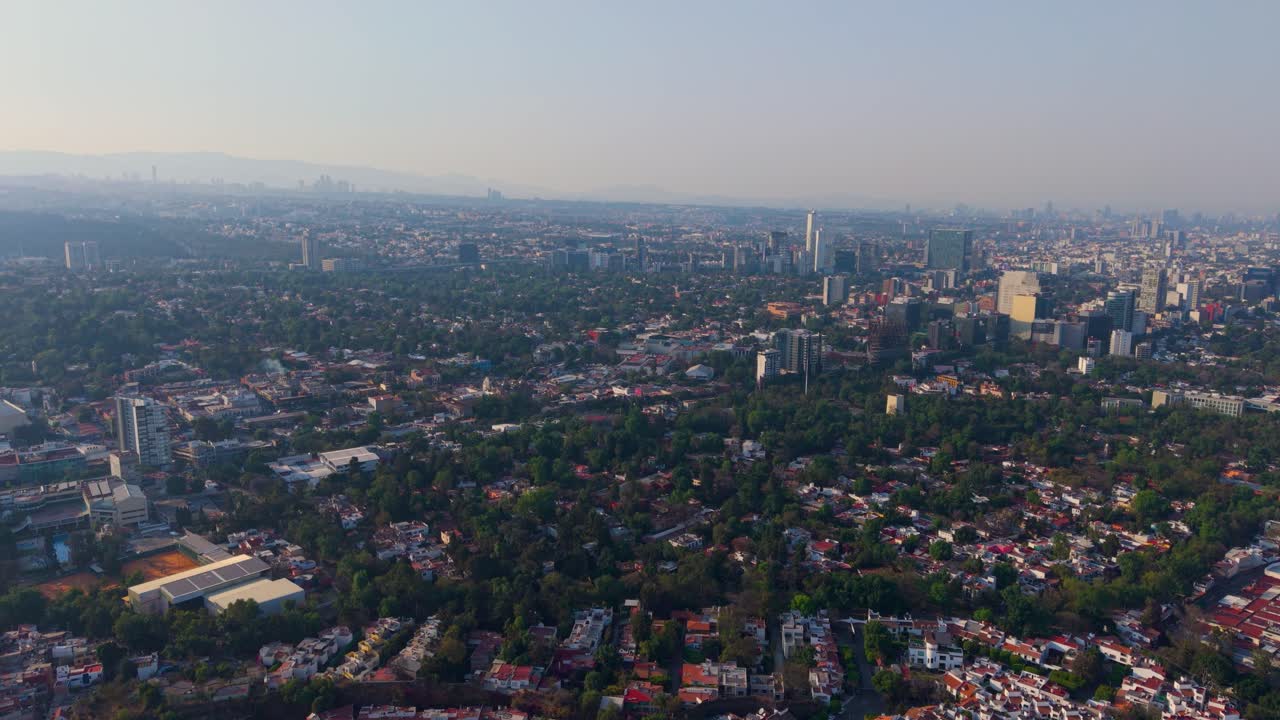 Meksika Şehri üzerinde yukarıdan çekilmiş dumanlı bir öğleden sonra.