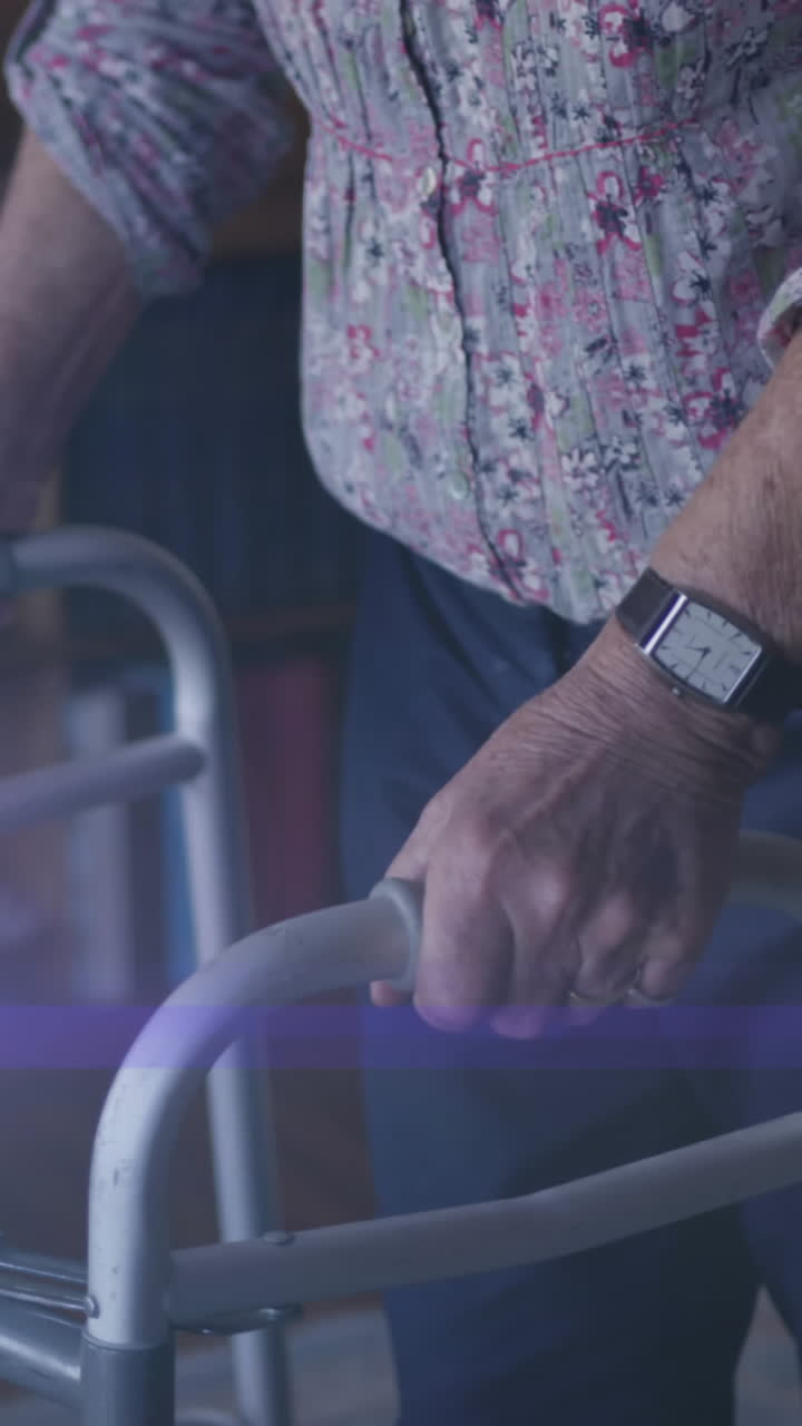 animación de la luz que se mueve sobre la sección media de una mujer mayor usando un marco para caminar