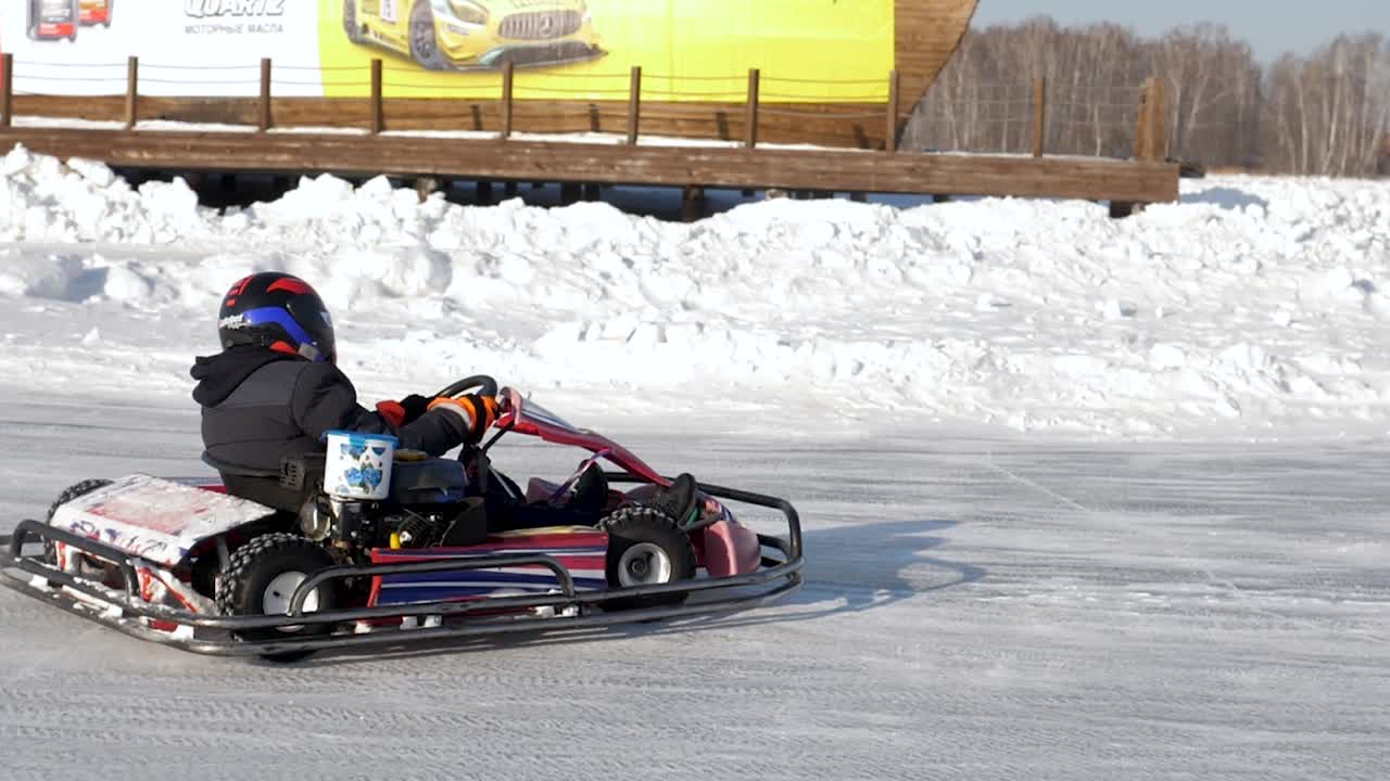 Buzda go-kart yapan çocuk