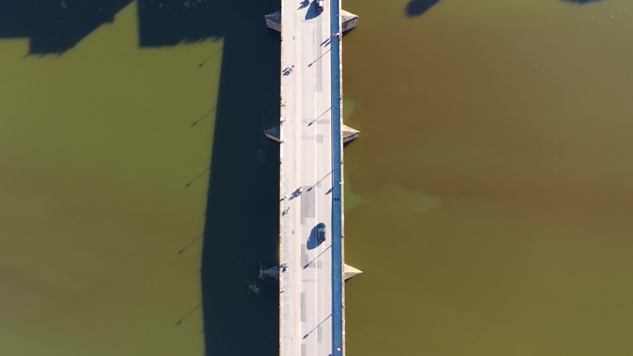 4k로 이탈리아 피렌체의 화창한 날 지붕, 도로, 도시 위로 높이 솟아오른 하향식 전망