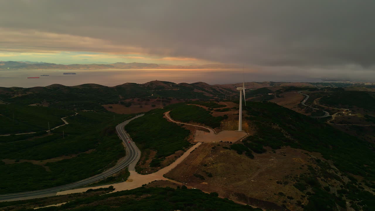 el dolly aéreo a la turbina eólica pasa por alto el estrecho de gibraltar, la tormenta se mueve sobre el océano