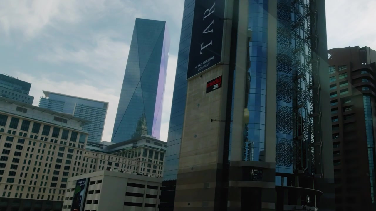 Trem de metrô passa por edifícios altos modernos no distrito financeiro da cidade de Dubai, Emirados Árabes Unidos.