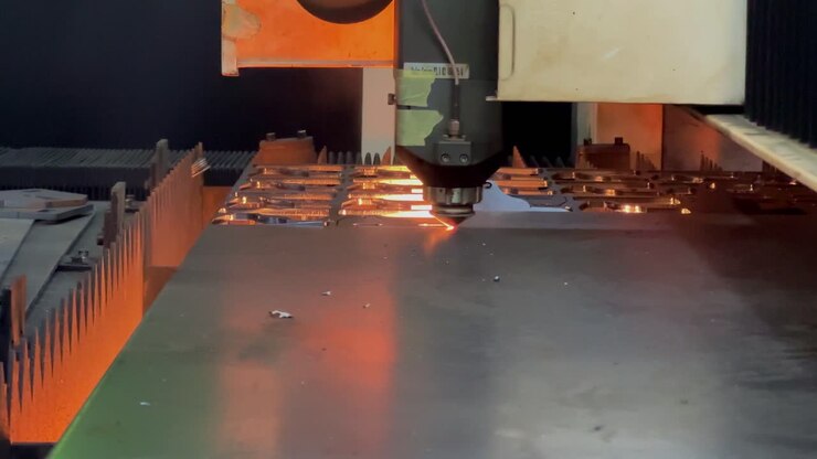La lastra di ferro viene tagliata per creare un motivo utilizzando un utensile da taglio laser automatico