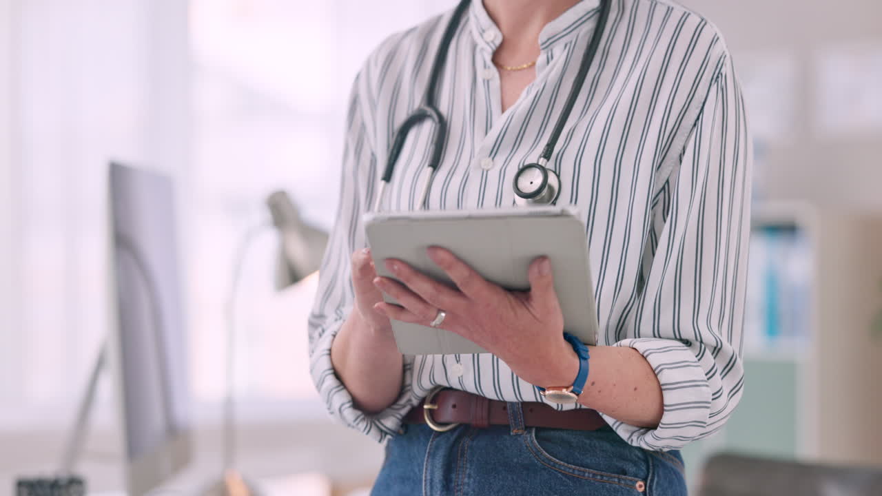 tableta, pergamino de manos y investigación médica