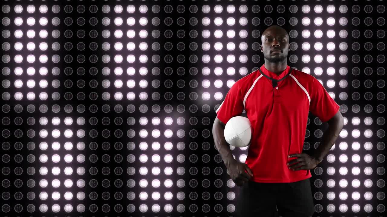jugador de rugby profesional sosteniendo una pelota frente a una pantalla digital