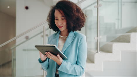 mujer de negocios usando tableta en la oficina