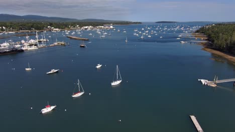 Drone-Moviéndose-Directamente-Hacia-El-Puerto-Suroeste,-Maine