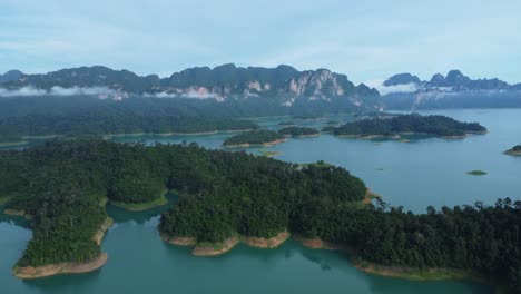 The-ancient-rainforest-and-limestone-cliffs-of-Khao-Sok-National-Park,-Thailand