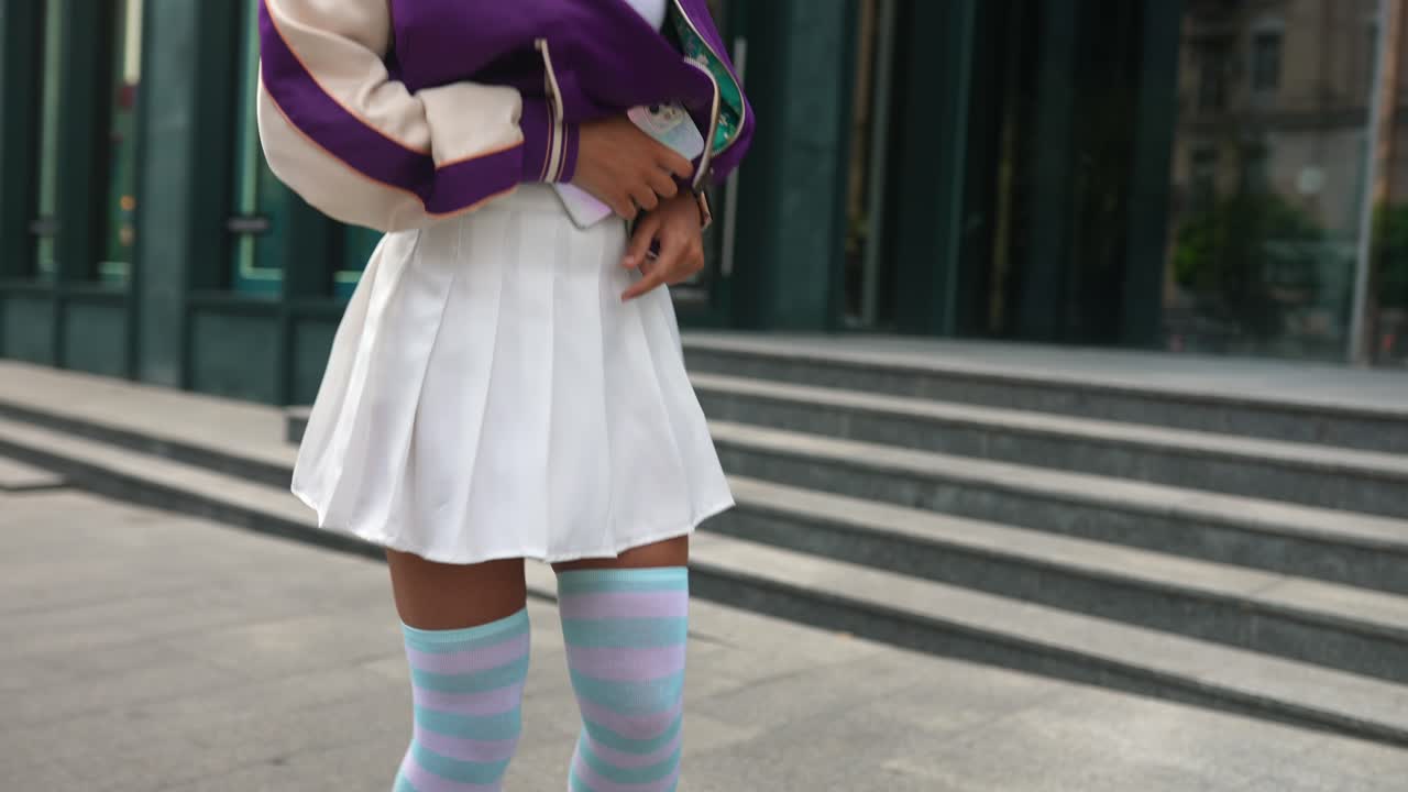 mujer con una falda blanca y una chaqueta púrpura