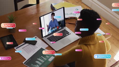 animación de las reacciones de las redes sociales sobre una mujer afroamericana haciendo una videollamada en una computadora portátil