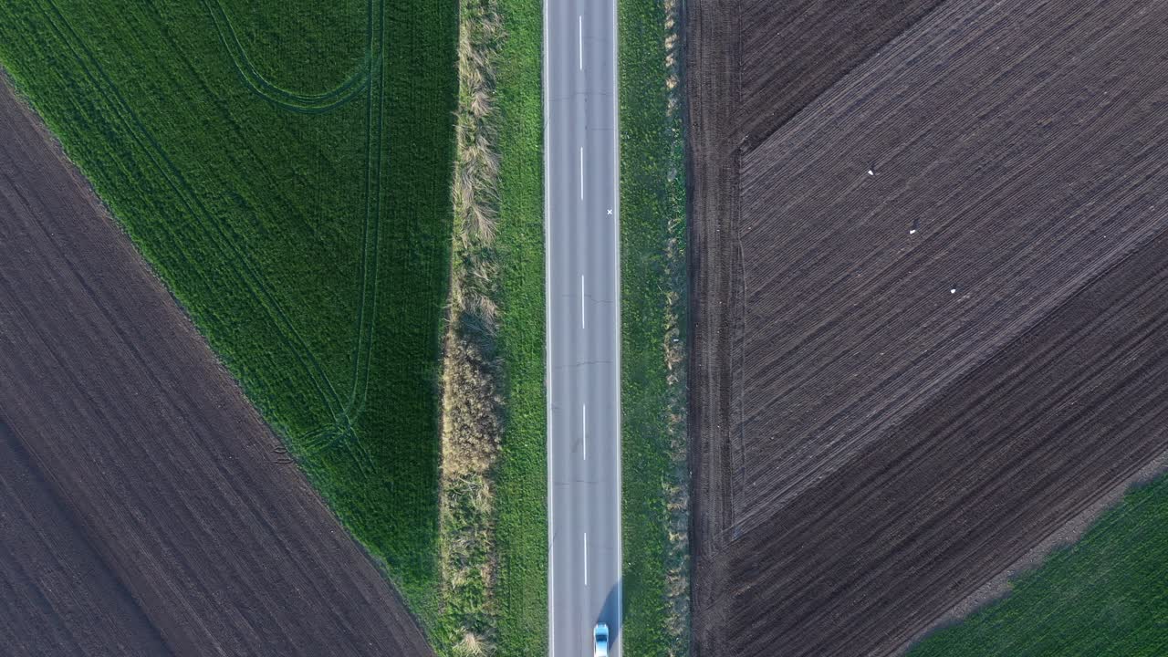 위에서 도로에 많은 자동차, 고속도로에 차량의 공중 드론