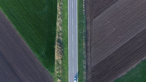 Viele-Autos-Auf-Der-Straße-Von-Oben,-Luftaufnahme-Einer-Drohne-Von-Fahrzeugen-Auf-Der-Autobahn