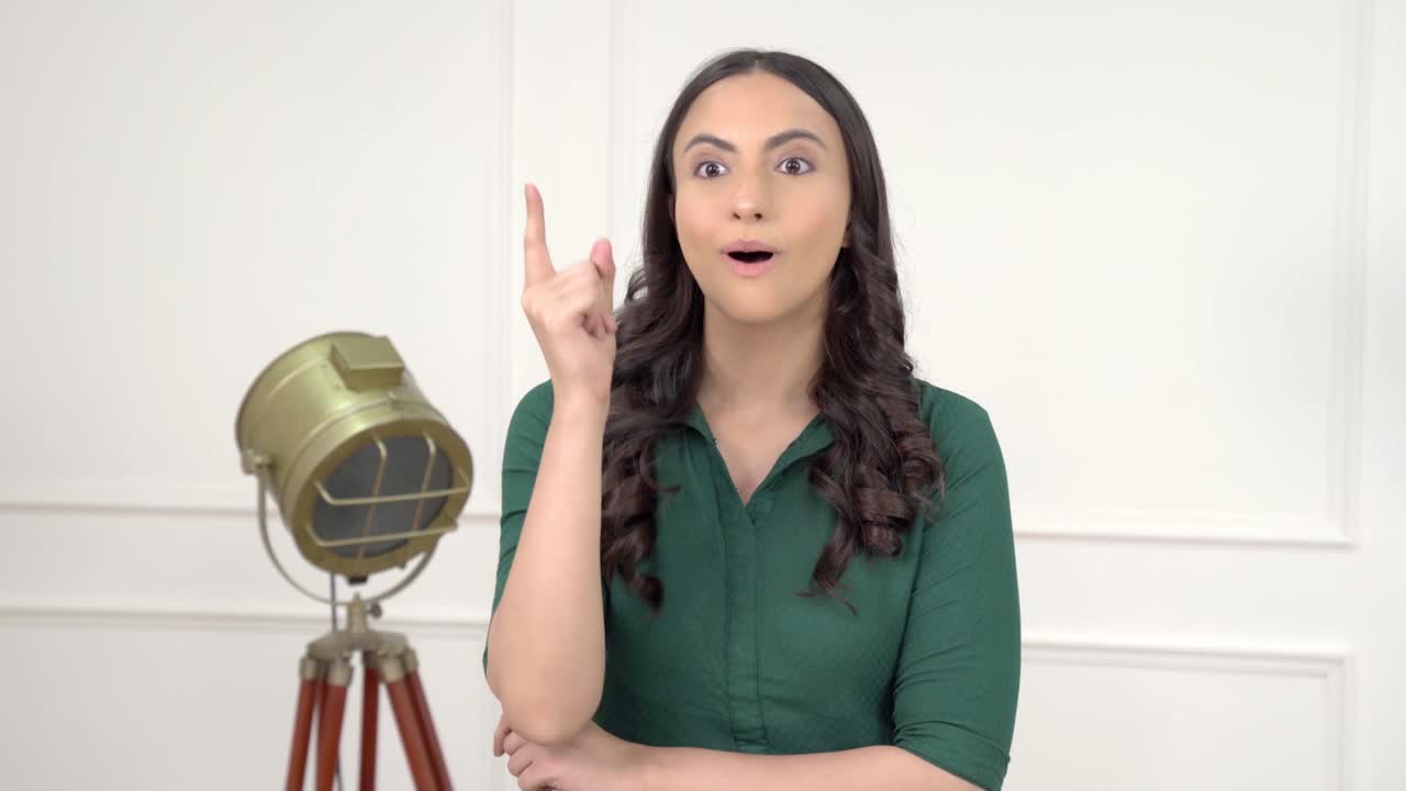 la mujer india tiene una idea.