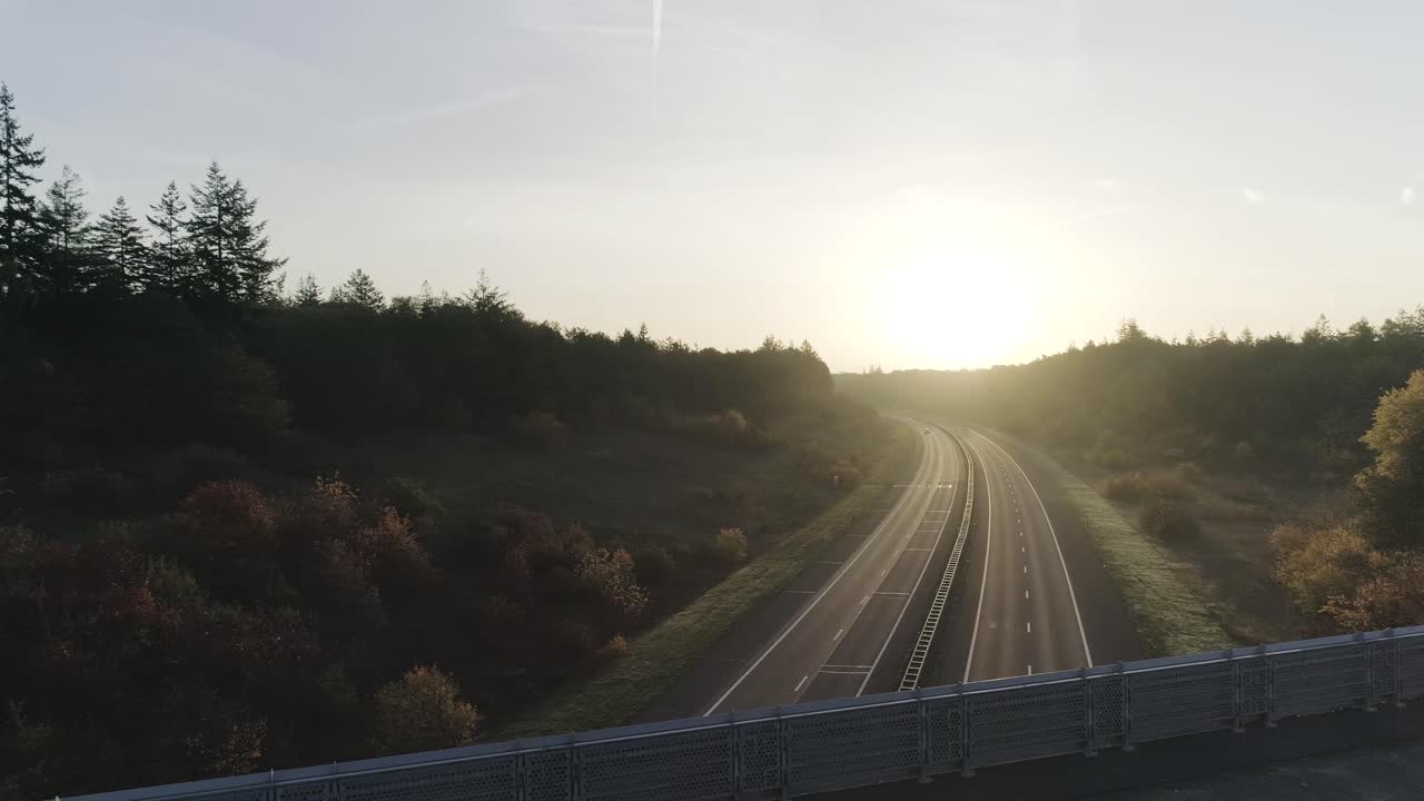 tomas de drones de mountainbiker cabalgando sobre la carretera