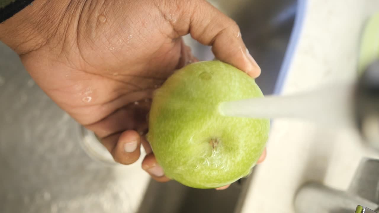 lavando una manzana verde
