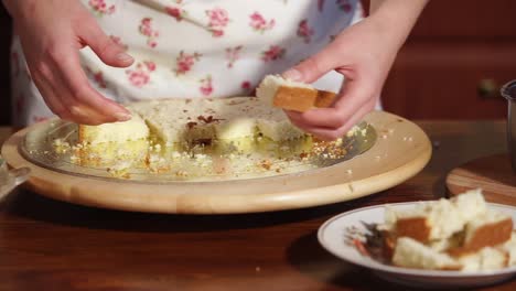 una mujer cortando un pastel.