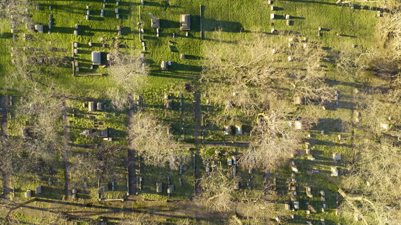 vuelo aéreo lento sobre un gran cementerio