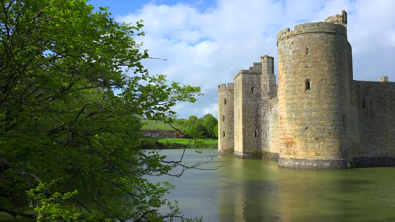 el hermoso castillo de bodiam en inglaterra con gran foso 1