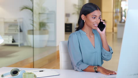 Joven-Coordinador-De-Eventos-Hablando-Con-Proveedores