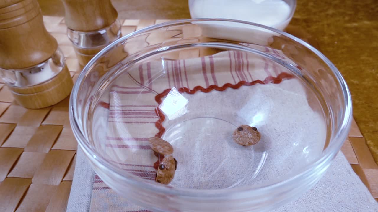 아침에 우유와 함께 맛있는 아침 식사를 위해 그 ⁇ 에  ⁇ 한 초콜릿 플레크. 회전으로 느린 영상.