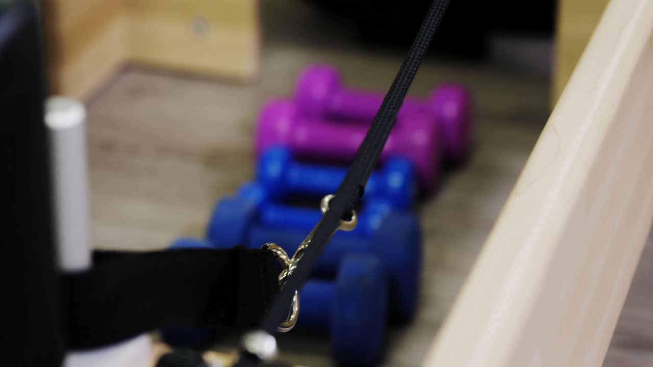 피트니스 스튜디오 에 있는 운동 장비 와  ⁇  벨