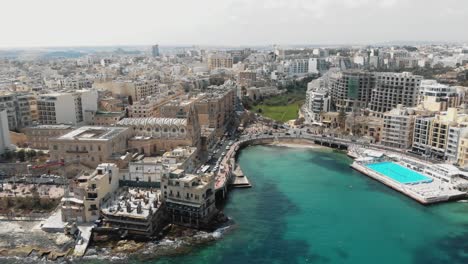 imágenes aéreas de drones de 4k panorámicas para mostrar el paisaje urbano de sliema, malta, una ciudad isleña en el mar mediterráneo