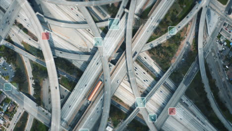 Top-Down-Aufnahmen-Des-Verkehrs-Auf-Einem-Komplexen-Mehrspurigen-Autobahnkreuz.-Visuelle-Effekte-Des-Verfolgens-Ausgewählter-Fahrzeuge-Und-Bereitstellen-Von-Informationen