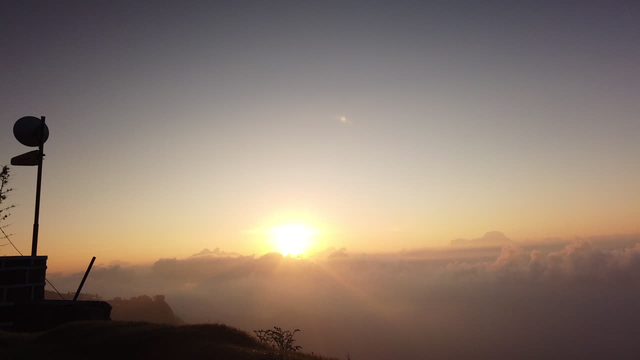 un amanecer espectacular con evoluciones de nubes de niebla danzantes en lo alto de las montañas de kodaikanal, tamil nadu, india