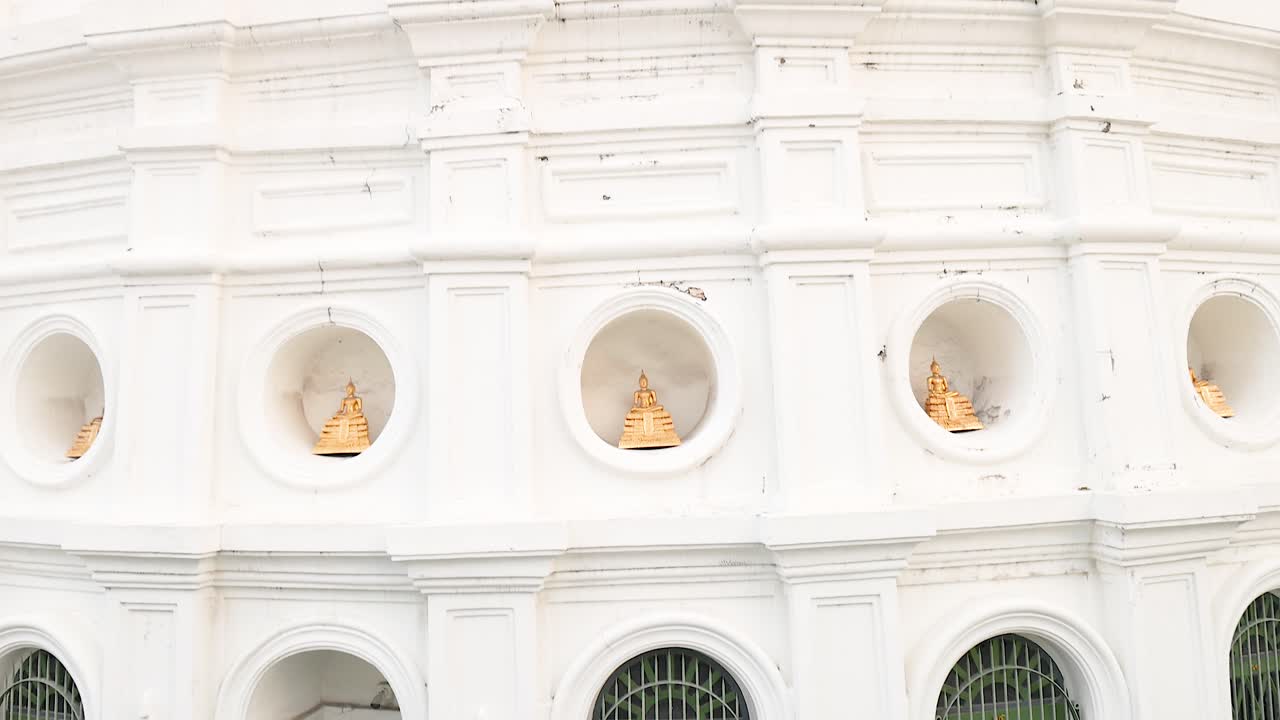 방의 하 파고다의 평온한 상승 판, 건축적 세부 사항과 구름이 가득한 하늘 배경을 포착합니다.