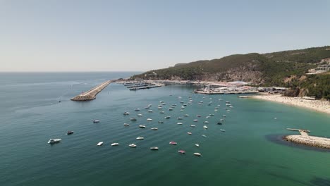 vista aérea alrededor del pueblo costero del puerto pesquero sesimbra con fascinante agua clara - portugal