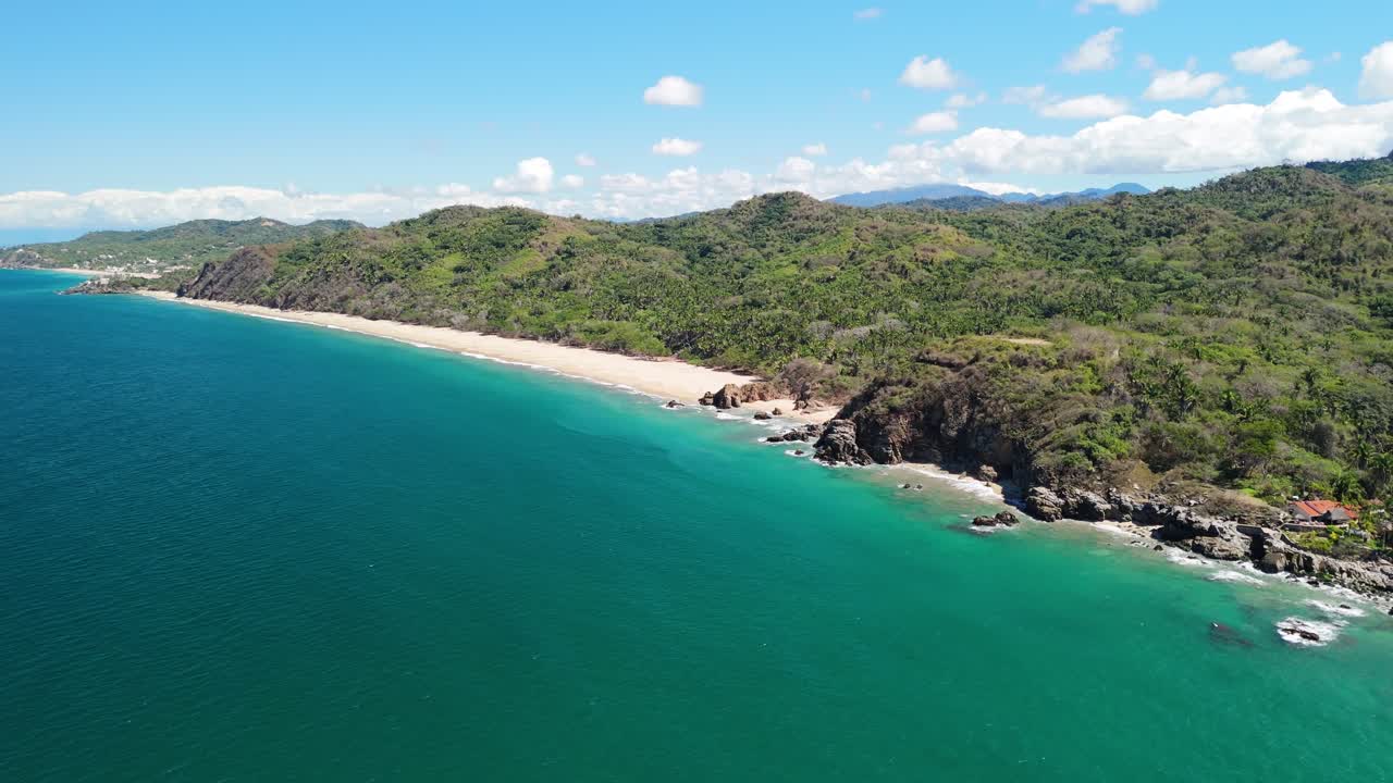 Vista drone di una spiaggia appartata in Messico.