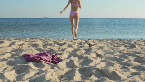 Mujer-De-Vacaciones-Corre-Emocionada-Hacia-El-Agua