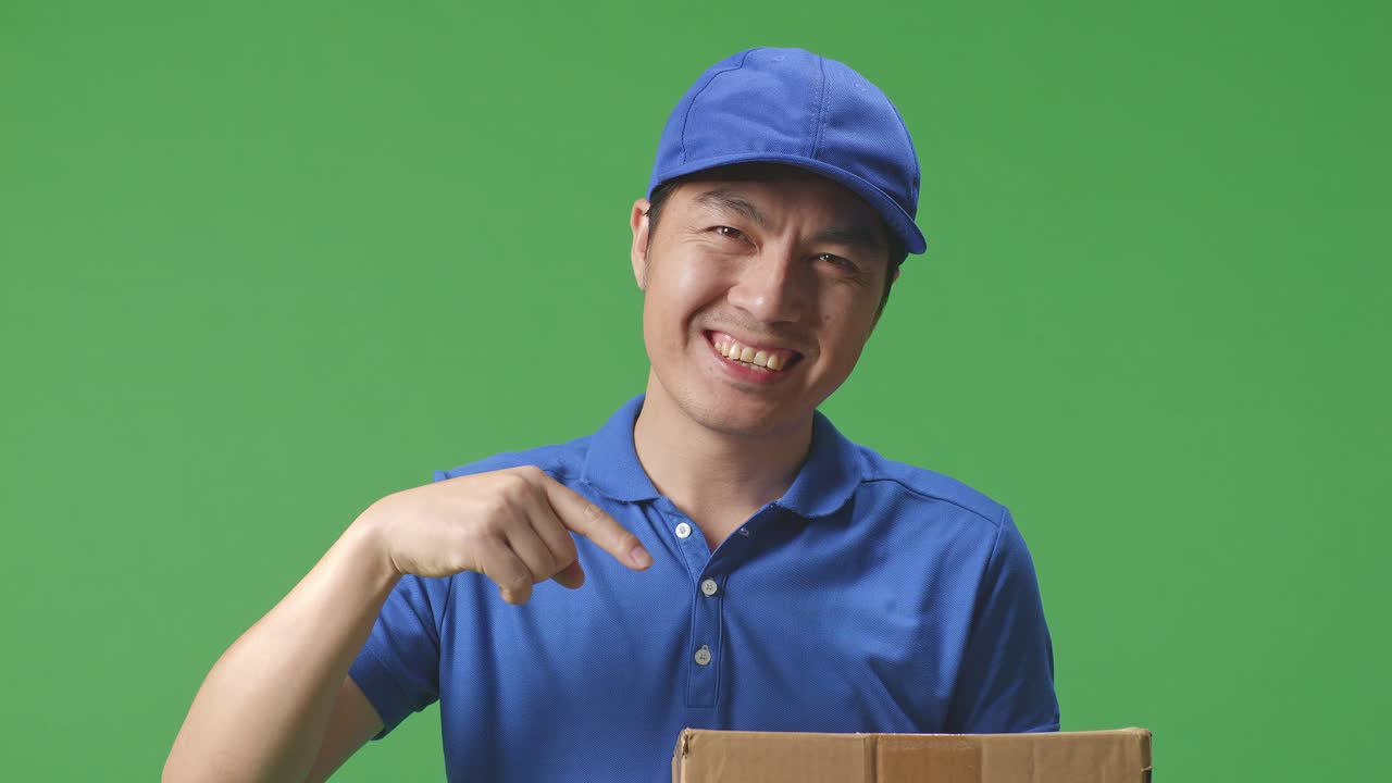 패키지를 보여주는 배달자