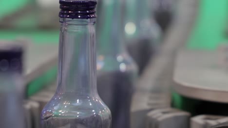 botellas en la línea de producción de la planta o fábrica