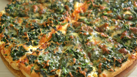 Pizza de espinacas y queso en bandeja de madera - estilo de comida vegetariana y vegana