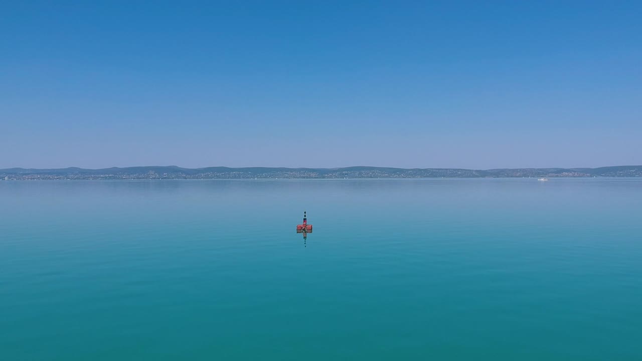 dji 드론 1080p로 기록된 헝가리 시오포크 발라톤 호수의 붉은 부이