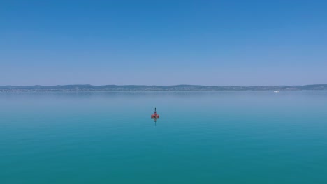 Rote-Boje-Am-Plattensee,-Ungarn-Siófok,-Aufgenommen-Mit-Einer-DJI-Drohne-1080p