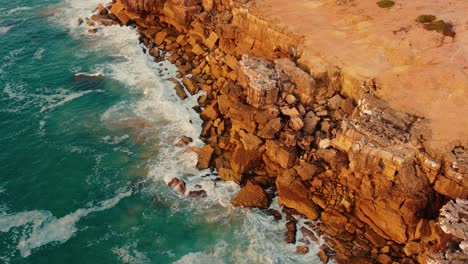 Wellen-Schlagen-Sanft-Auf-Felsen-Am-Strand-Von-Foz-Do-Lizandro-In-Ericeira,-Portugal