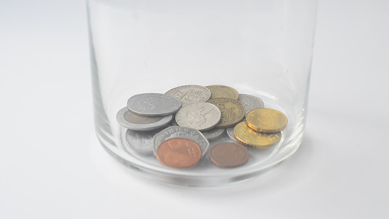 銀行で硬貨が落ちる。銀行にある硬貨。
