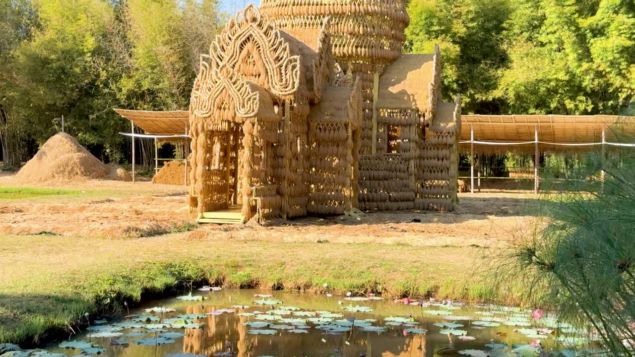 estructura de madera detallada en medio de una vegetación exuberante